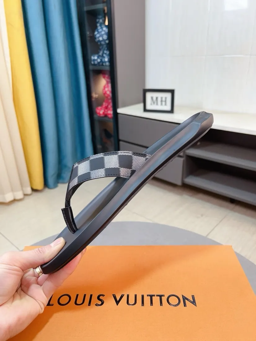 Men's shoes 💰260🌹🌹 (lv-Louis Vuitton) new men's sandals, high-end boutique, exquisite embossed logo decoration on the upper, fine workmanship, super soft soles, casual, loose and comfortable, a must-have in summer! \nsize：38-44
